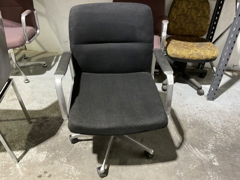 Material Visitors Chair with Arms - "Black" "Black"